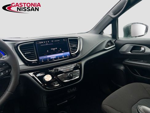 Used 2024 Chrysler Pacifica Touring image 31