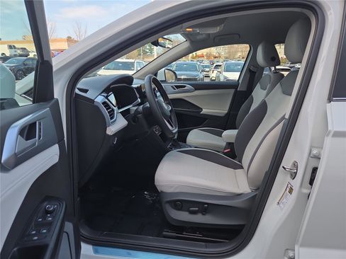 New 2026 Volkswagen Taos SE image 13