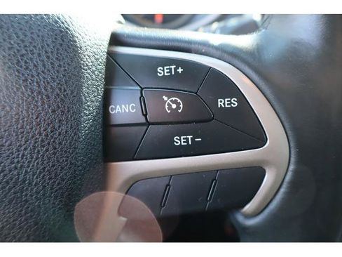 Used 2016 Jeep Cherokee Latitude w/ Cold Weather Group AWD/4WD image 13