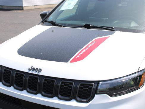 Used 2025 Jeep Compass Trailhawk AWD/4WD image 2