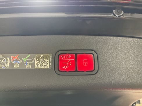 Used 2025 Mercedes-Benz GLC 350e 4MATIC image 33