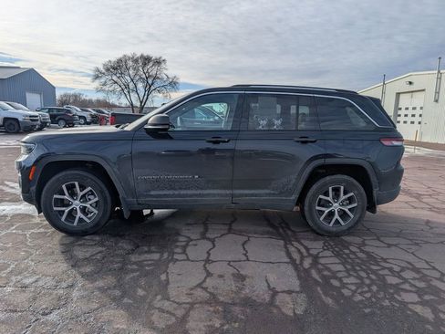 Used 2023 Jeep Grand Cherokee Limited image 2