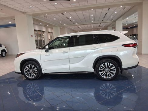 Used 2025 Toyota Highlander XLE image 11