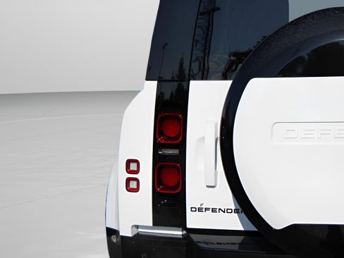 New 2025 Land Rover Defender 110 X-Dynamic SE image 32