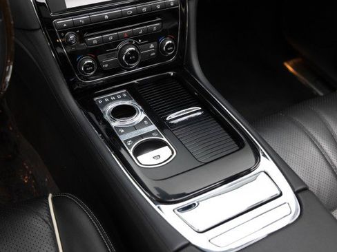 Used 2016 Jaguar XJ R-Sport image 22