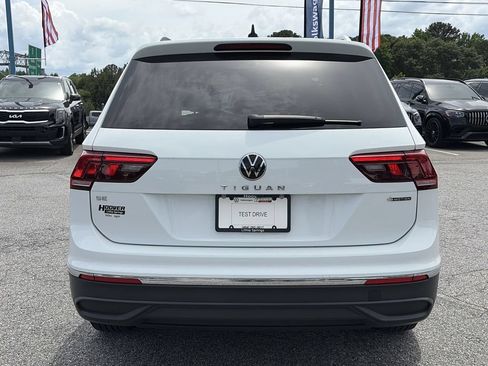 Certified 2024 Volkswagen Tiguan SE w/ Panoramic Sunroof Package AWD/4WD image 5