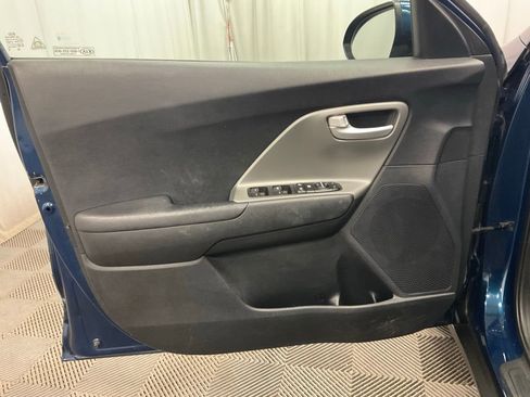 Used 2017 Kia Niro LX image 14