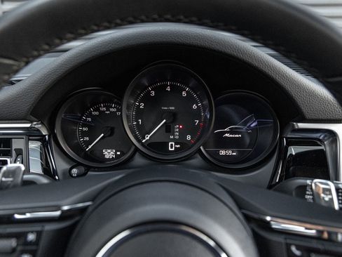 Certified 2025 Porsche Macan AWD/4WD image 17