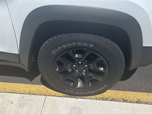 Used 2019 Jeep Cherokee Trailhawk AWD/4WD image 8