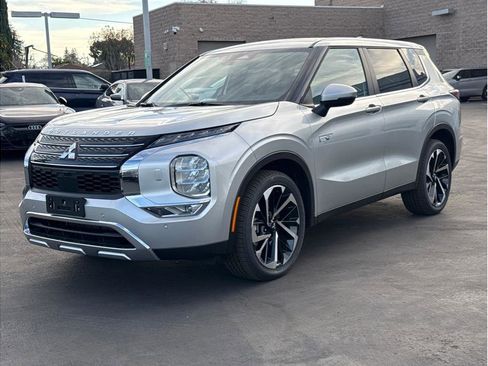 Used 2025 Mitsubishi Outlander SE image 2