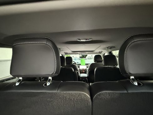 Used 2022 Jeep Grand Cherokee L Limited w/ Black Appearance Package image 13