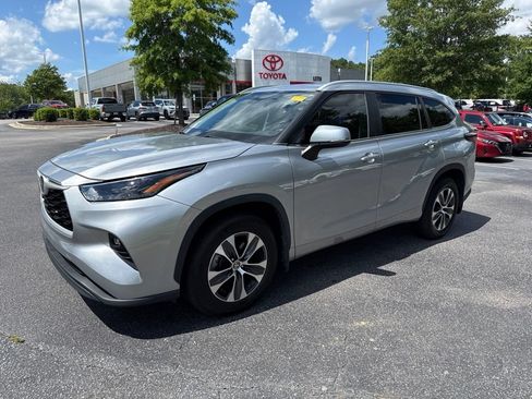 Used 2024 Toyota Highlander XLE FWD image 2