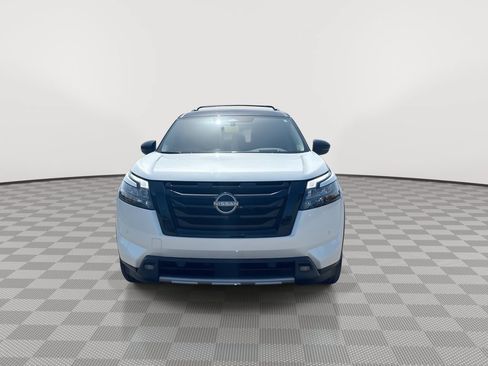 Certified 2025 Nissan Pathfinder Platinum w/ Black Appearance Package AWD/4WD image 4