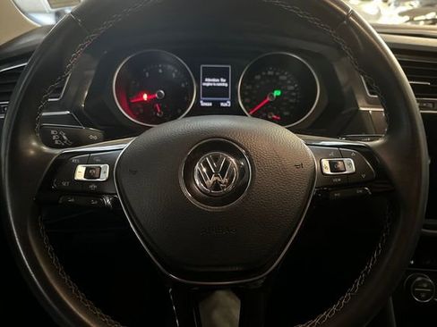 Used 2021 Volkswagen Tiguan SE image 29