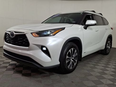Used 2022 Toyota Highlander XLE AWD/4WD image 6