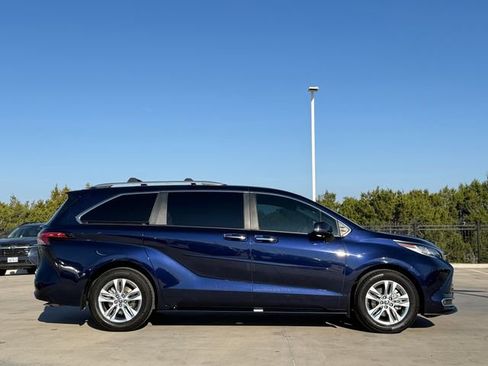 Used 2022 Toyota Sienna Limited image 4
