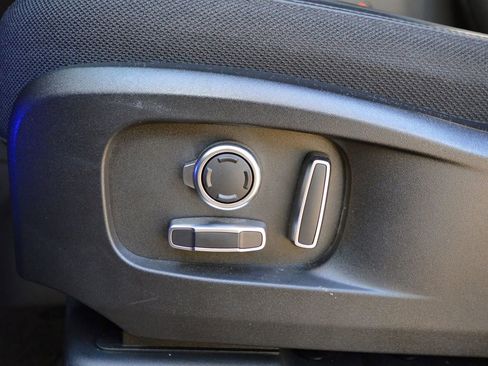 Used 2025 Land Rover Defender 130 V8 image 31