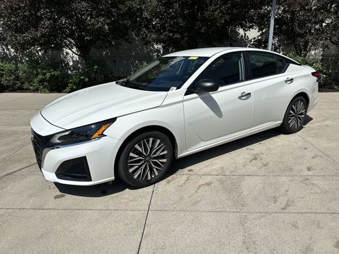 Used 2025 Nissan Altima 2.5 SV FWD image 3