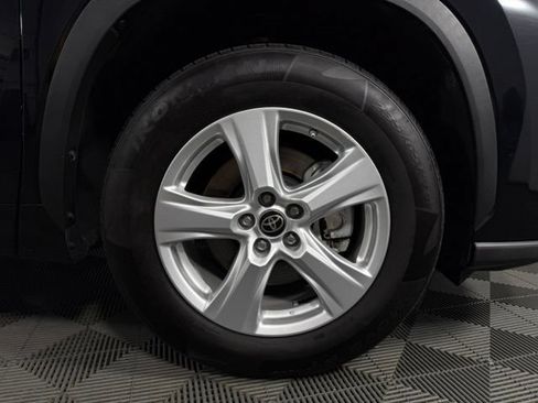 Used 2025 Toyota Highlander LE FWD image 11