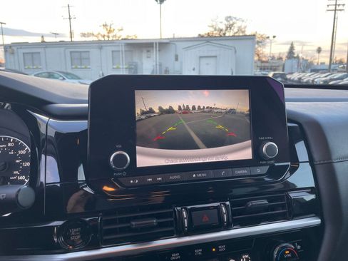 Used 2025 Nissan Pathfinder SV image 17