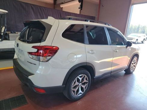 Used 2023 Subaru Forester Premium image 3