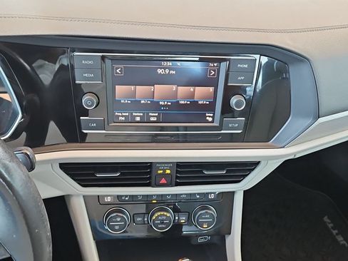 Used 2019 Volkswagen Jetta SE w/ Cold Weather Package FWD image 13