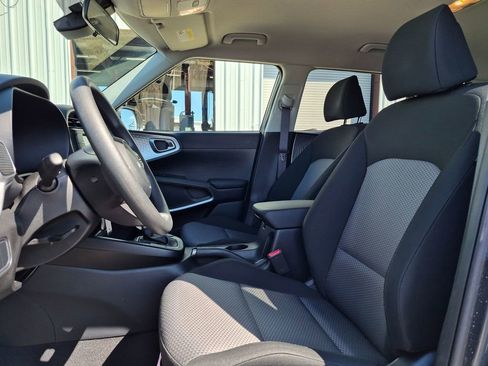 Used 2025 Kia Soul LX w/ LX Technology Package FWD image 13