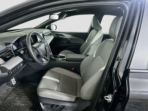 Used 2025 Toyota Camry SE FWD image 13