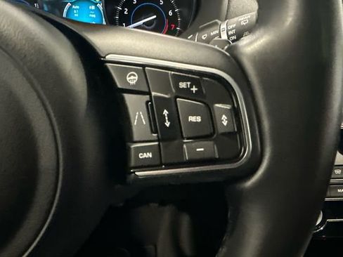 Used 2020 Jaguar F-PACE Premium image 24