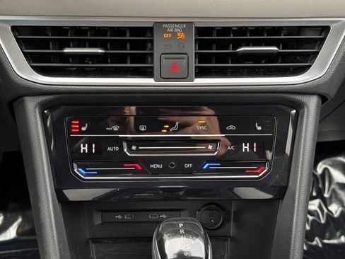 Used 2025 Volkswagen Taos SE image 12