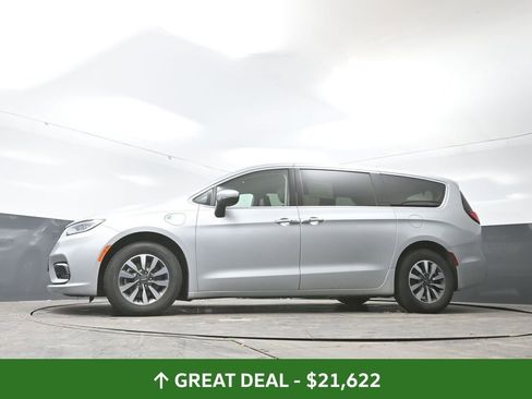 Used 2023 Chrysler Pacifica Touring-L FWD image 29