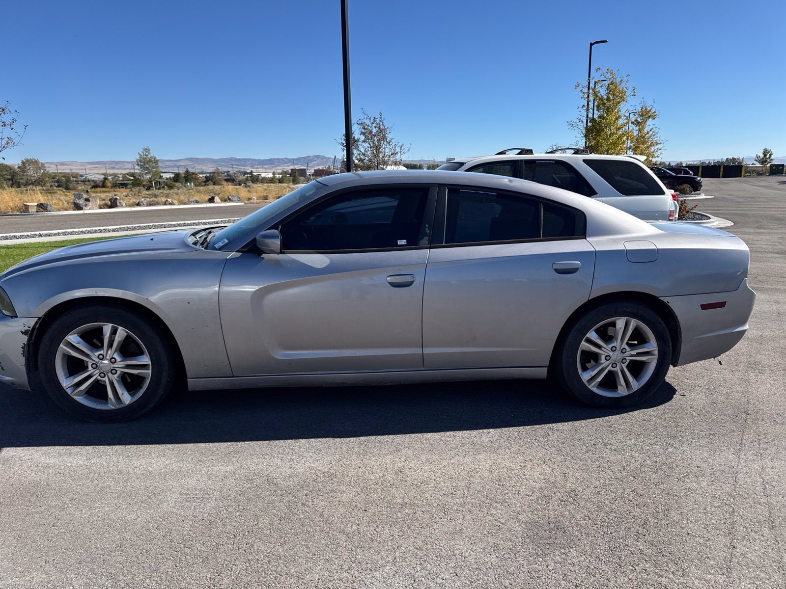 Used 2013 Dodge Charger SE RWD image 2