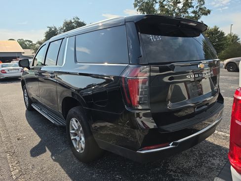 Used 2025 Chevrolet Suburban LT RWD image 5