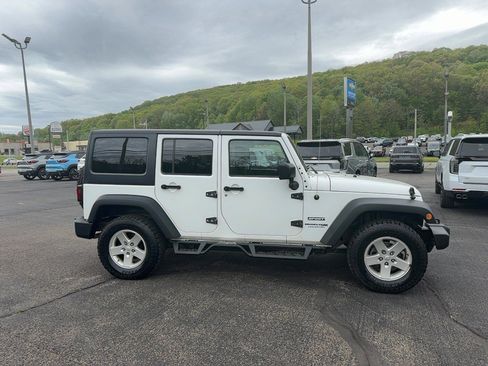 Used 2018 Jeep Wrangler Unlimited Sport S AWD/4WD image 3
