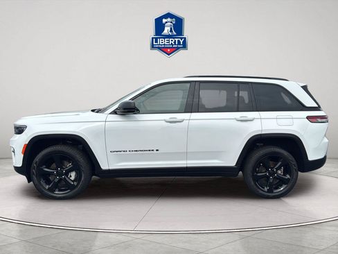 Used 2023 Jeep Grand Cherokee Limited w/ Black Appearance Package AWD/4WD image 5