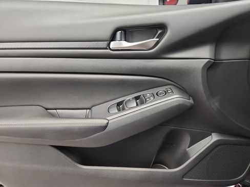Used 2024 Nissan Altima 2.5 SV w/ SV Premium Package image 8