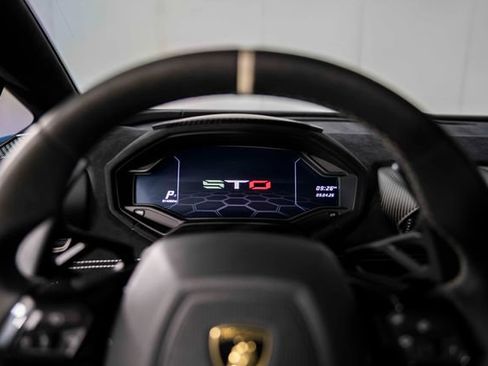 Used 2021 Lamborghini Huracan STO RWD image 18