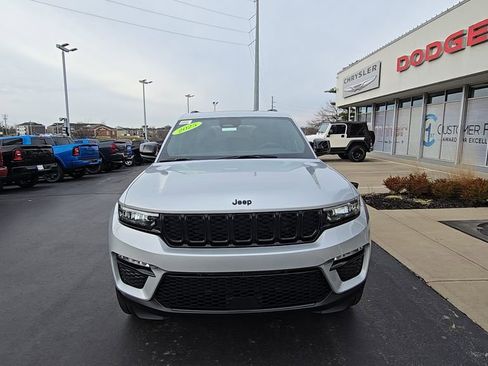New 2025 Jeep Grand Cherokee Laredo image 2