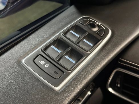 Used 2019 Jaguar F-PACE S image 32