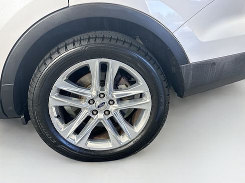 Used 2017 Ford Explorer Limited w/ Equipment Group 301A FWD image 11