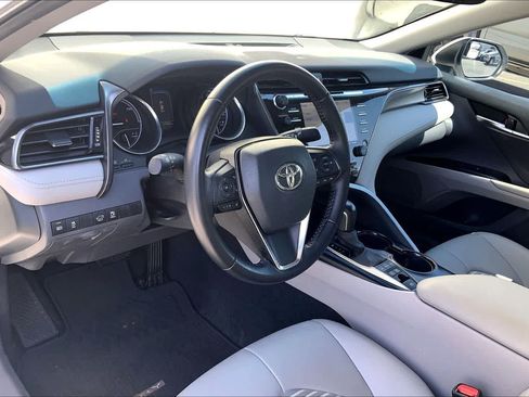 Used 2020 Toyota Camry SE w/ Sunroof Package FWD image 2