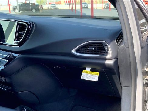 Used 2025 Chrysler Pacifica Select image 19