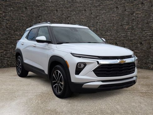 Used 2024 Chevrolet TrailBlazer LT w/ LT Cold Weather Package FWD image 2