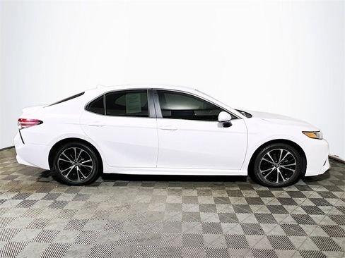 Certified 2019 Toyota Camry SE image 9