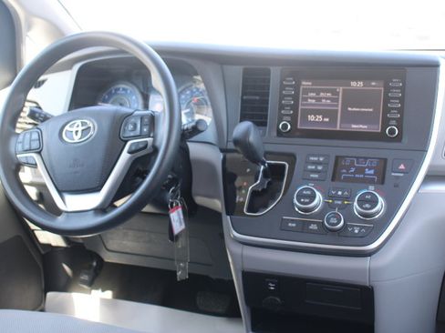 Used 2020 Toyota Sienna L FWD image 20