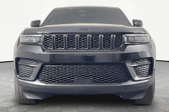 Used 2023 Jeep Grand Cherokee Altitude AWD/4WD image 2