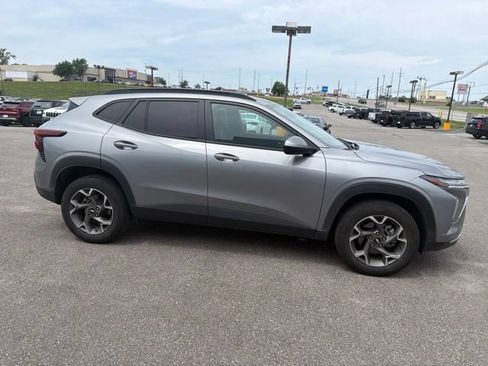 Used 2025 Chevrolet Trax LT FWD image 13