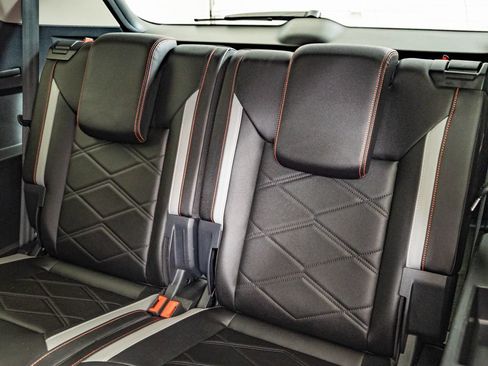 Used 2025 Volkswagen Atlas Peak Edition SE AWD/4WD image 46