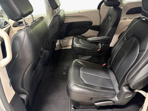 Used 2024 Chrysler Pacifica Touring-L FWD image 13
