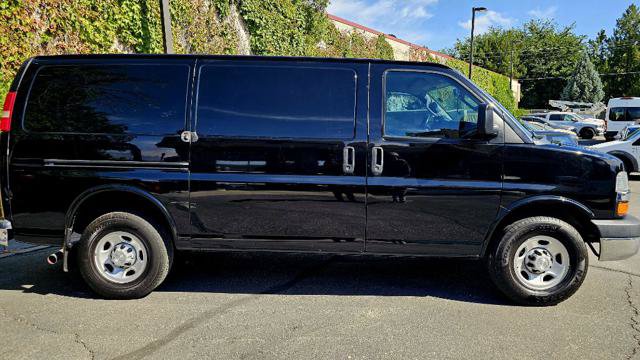 Used 2018 Chevrolet Express 2500 w/ Driver Convenience Package RWD image 4